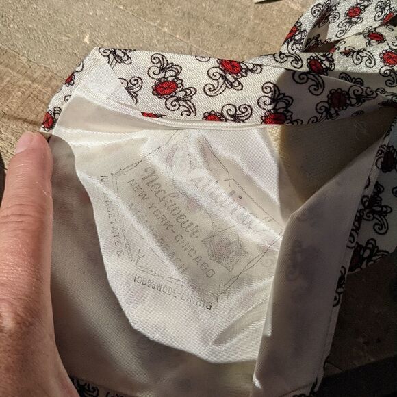 1940s Cardinal Necktie, white red and black scroll design with cardinal - Picture 4 of 5